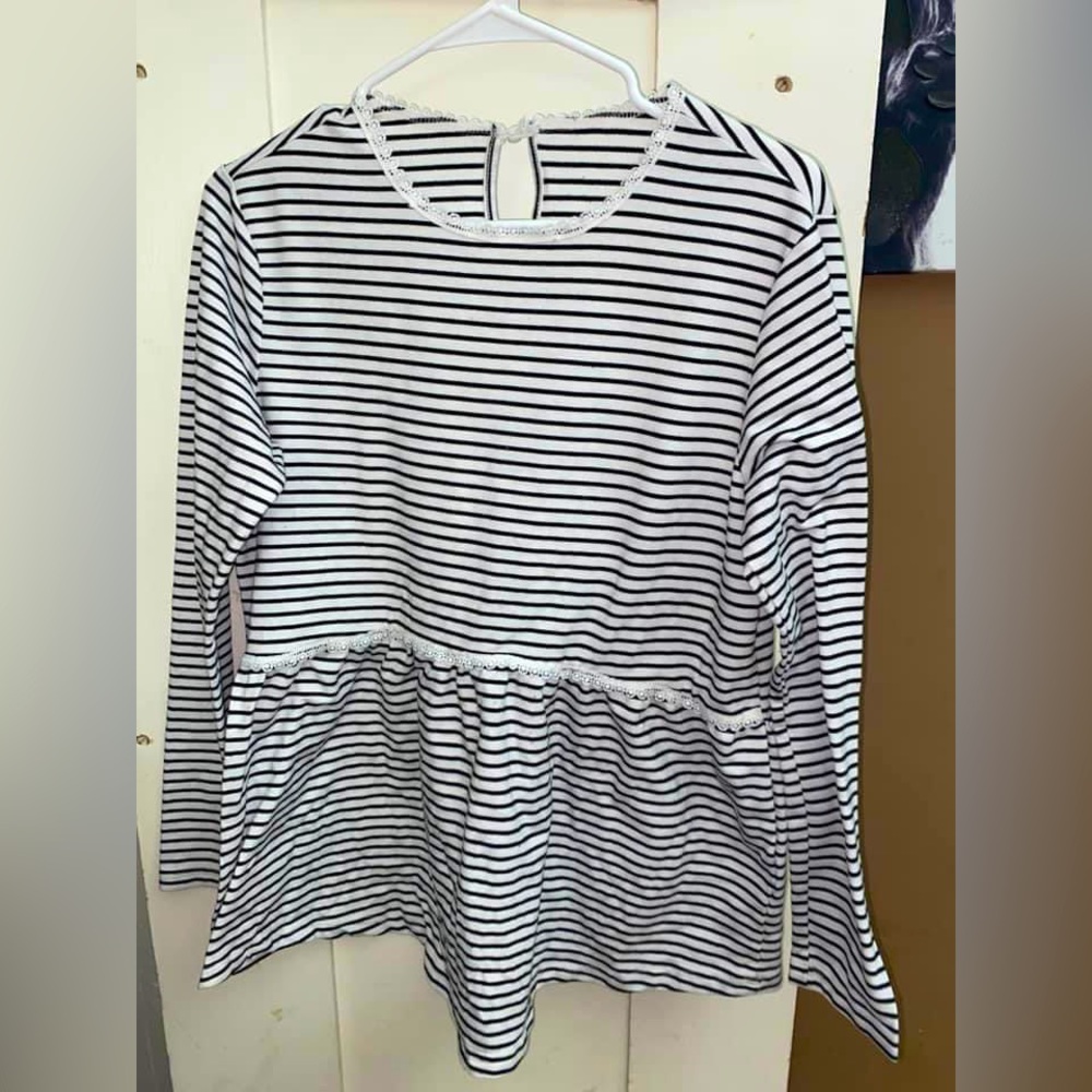 Long sleeve boutique top.
